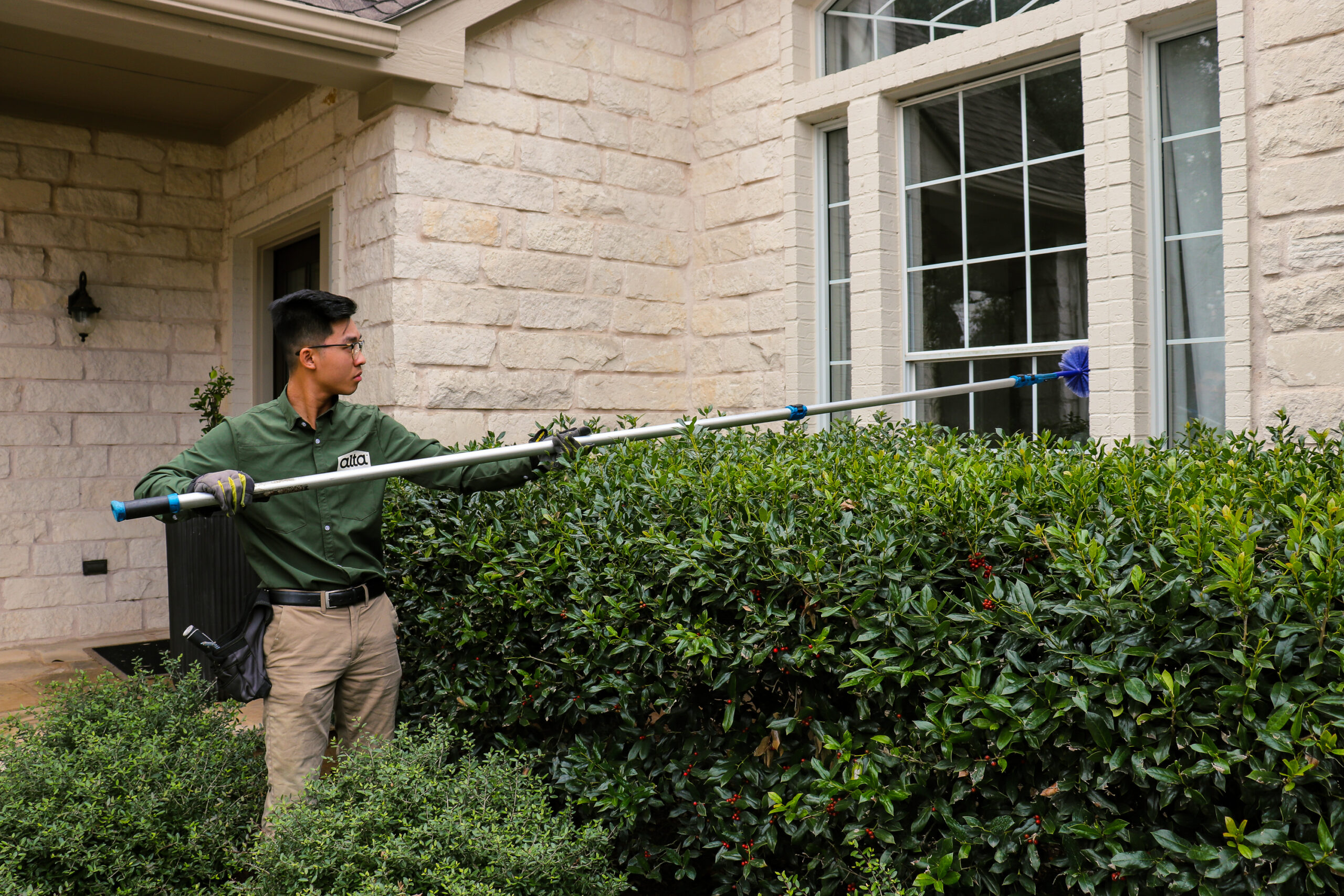 tech de-webbing home pest control in Texas